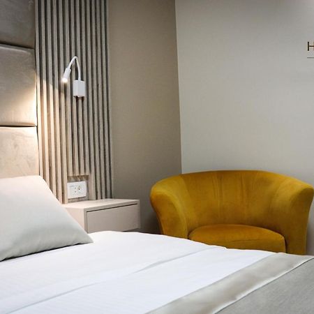 Garni Hotel Holiday Podgorica Buitenkant foto