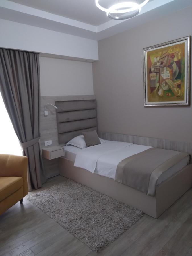 Garni Hotel Holiday Podgorica Buitenkant foto