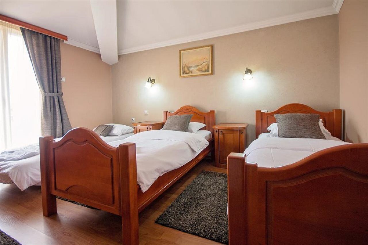 Garni Hotel Holiday Podgorica Buitenkant foto